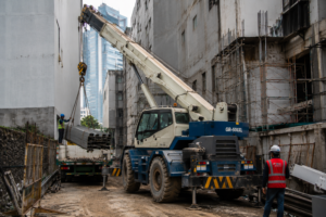 Roughter crane bekerja di area proyek dengan akses terbatas