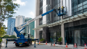 Skylift digunakan untuk pekerjaan instalasi atau maintenance di ketinggian.