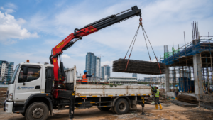 TMCHiab crane sedang memindahkan material di area proyek.