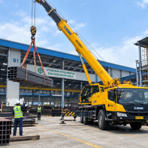 mobile crane mengangkat struktur baja di proyek industri Tangerang