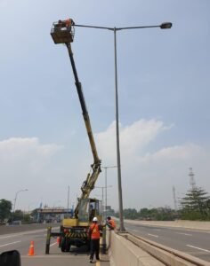 Sewa crane tipe mobil PJU dan skylift jangkauan 12 hingga 42 meter untuk pekerjaan di ketinggian