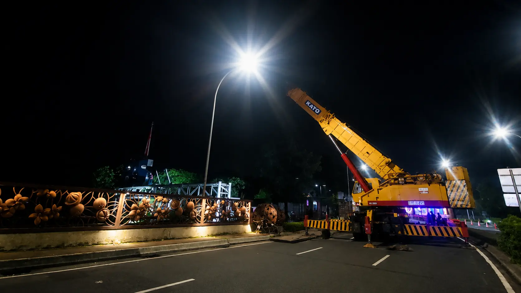 Pembongkaran struktur logo BSD menggunakan mobile crane 70 ton di Tangerang Selatan