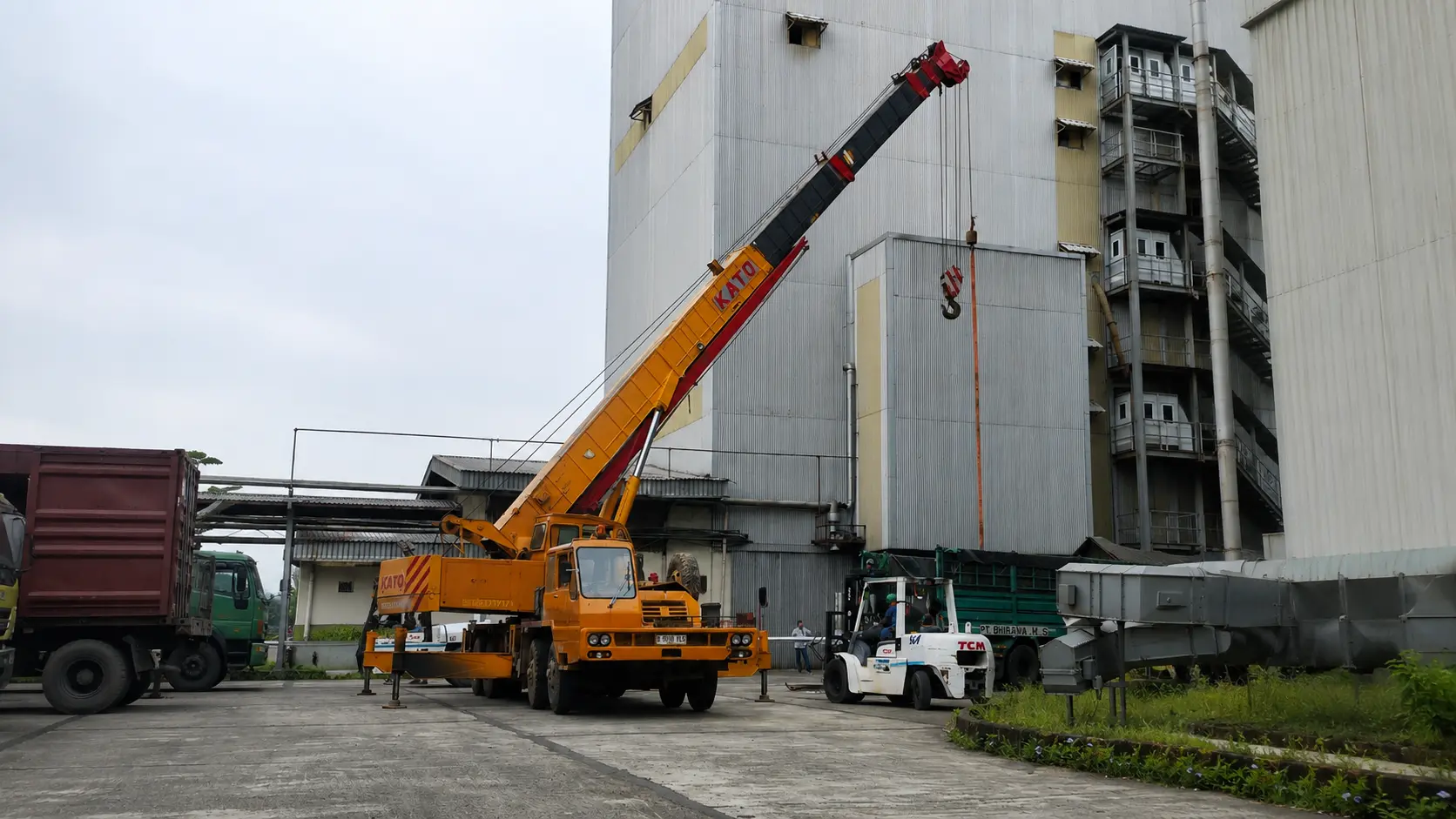 Pemindahan mesin menggunakan mobile crane 30 ton di Cikande
