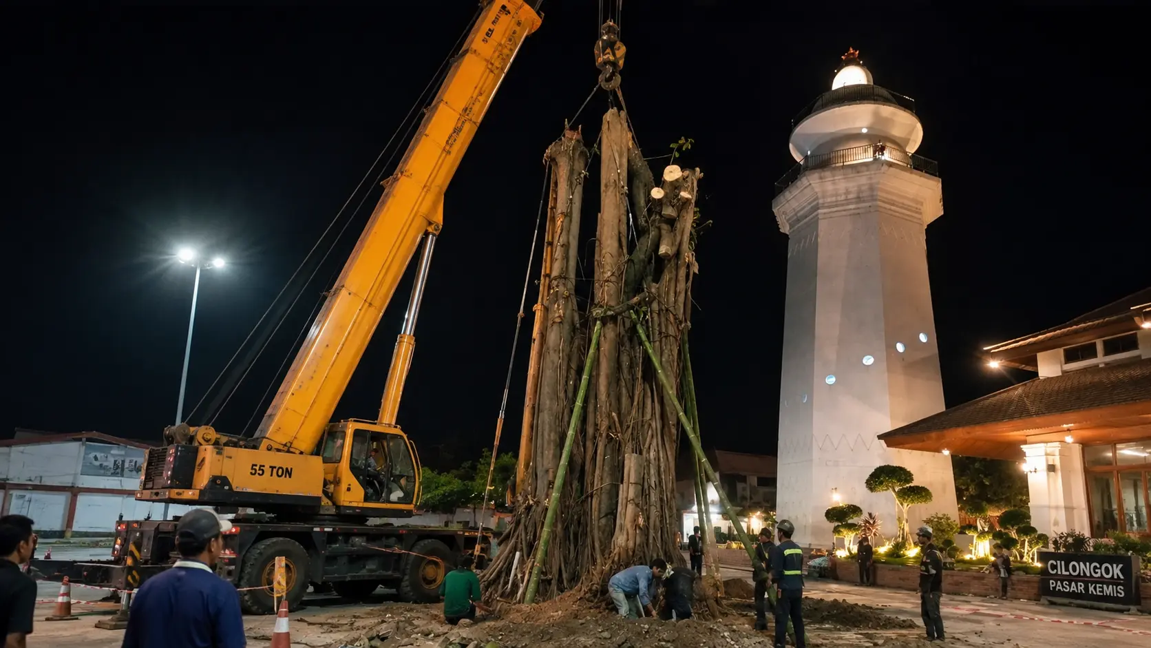 Penanaman pohon beringin menggunakan mobile crane 55 ton di Cilongok, Kabupaten Tangerang