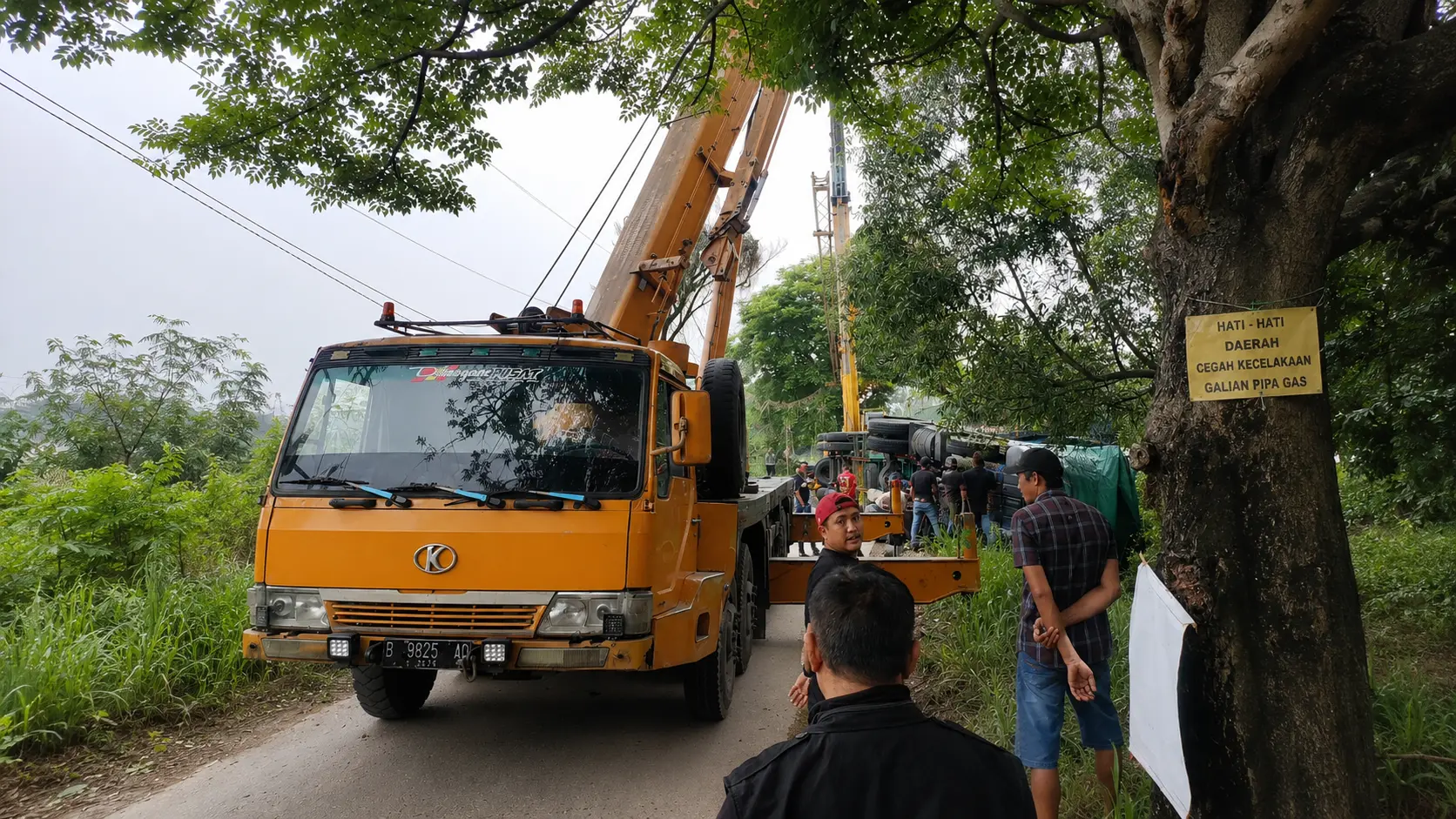 Penyelamatan truk kontainer terguling menggunakan dua mobile crane 50 ton di Cikupa
